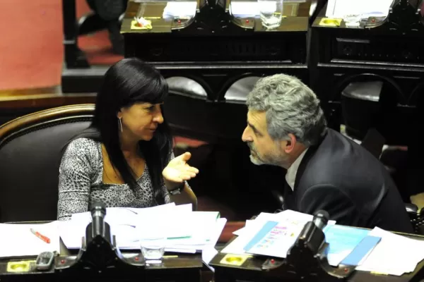 Acusan a Scioli de juntarse con quienes denigran a Cristina