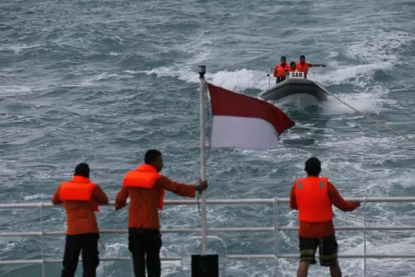 No hay señales de las cajas negra del avión de AirAsia