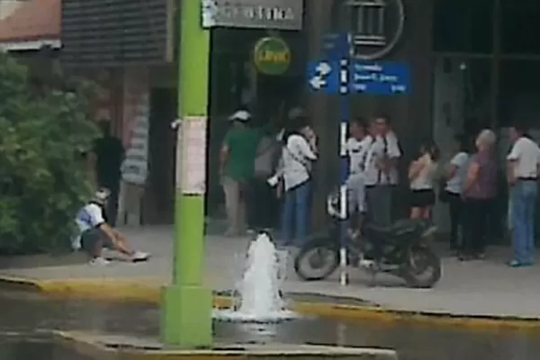 Una curiosa fuente se formó en la Esquina Norte