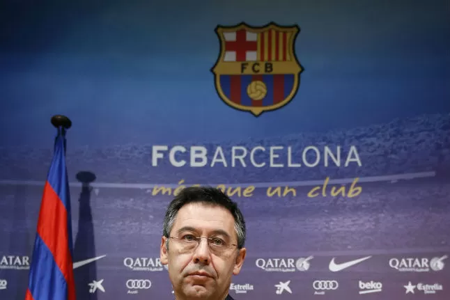 PIDE PAZ. El presidente Bartomeu intentó llevar calma a la afición de Barcelona, adelantando elecciones y afirmando que Messi está bien en el club. REUTERS