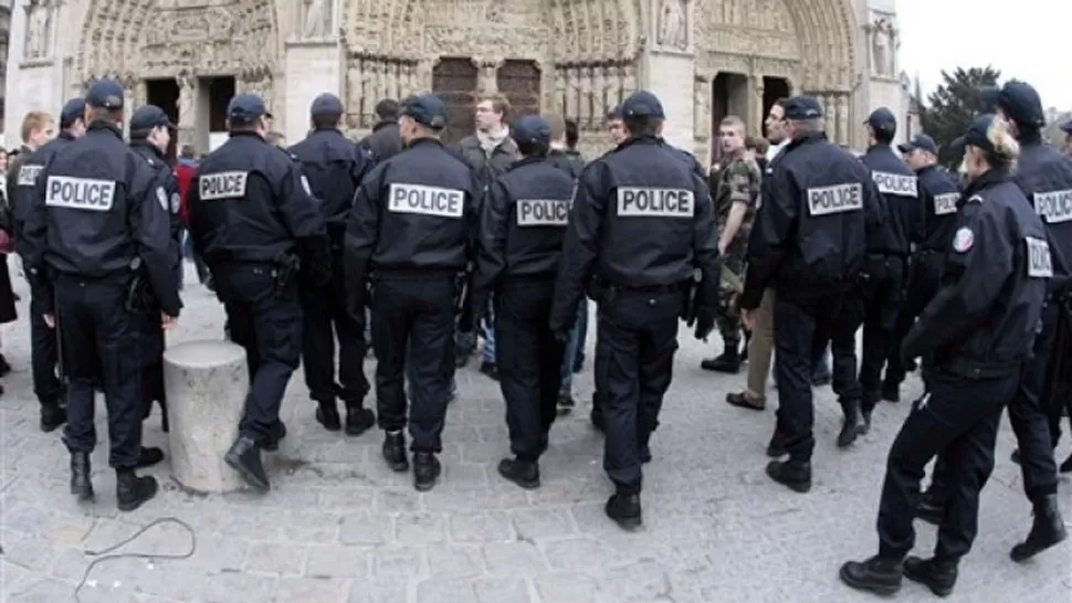 DE A MILES. Francia convocó a 3.000 policías para encontrar a los terroristas. REUTERS