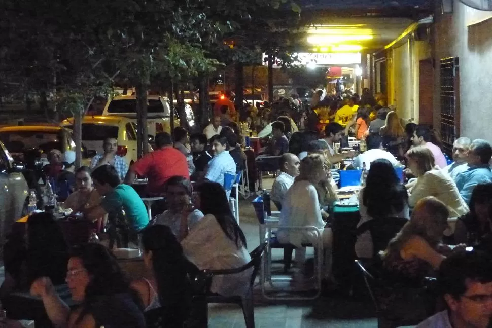 VEREDAS REPLETAS. Frente a la plaza Haimes, decenas familias y grupos de amigos se reúnen cada noche para disfrutar de las diversas opciones gastronómicas que se ofrecen en la zona. la gaceta / fotos de osvaldo ripoll