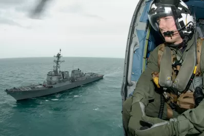 Encontraron la cola del avión caído en el mar