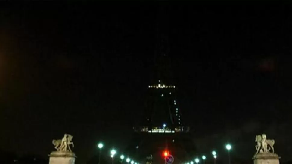 HOMENAJE. Las luces de la Torre Eiffel fueron apagadas en honor a las víctimas del atentado, desde las 20 (hora de París). FOTO TOMADA DE LANACION.COM.AR