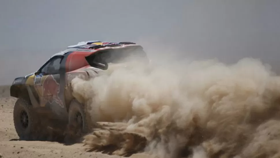 DESPEDIDA.- El español Carlos Sainz (Peugeot), momentos antes despedirse del Dakar 2015, luego de volcar con su máquina número 304 ,en el tramo que unió Copiapó con Antofagasta, en pleno desierto de Atacama. DAKAR.COM