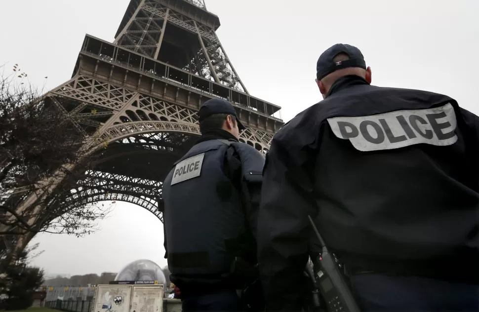 PATRULLA. La policía francesa fue enviada masivamente a las calles de París. reuters 