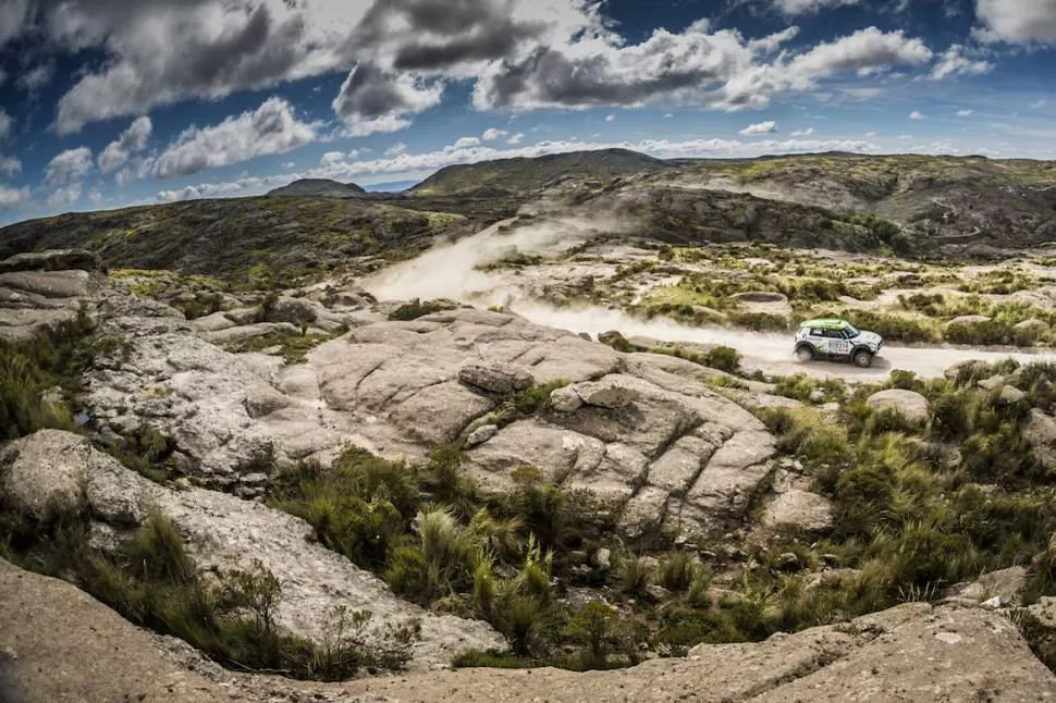 PAISAJES AL MUNDO. Desde que el Rally Dakar se instaló en Sudamérica, Argentina tuvo presencia perfecta en cada edición. De este modo, su geografía (como esta de Cuyo) se proyectó al mundo. foto de BMW Sports Communications 