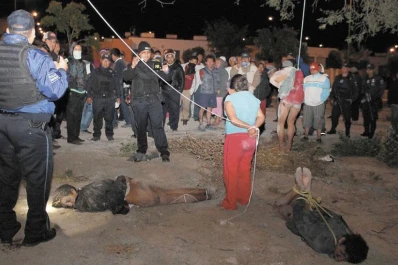 Una turba mató a un supuesto ladrón y linchó a otros tres