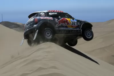 El qatarí Al Attiyah marcó el paso en las dunas