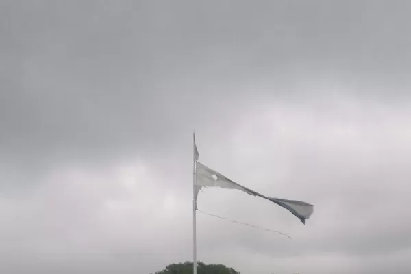 Una bandera rota y vieja apena a quienes van con frecuencia al parque 9 de Julio