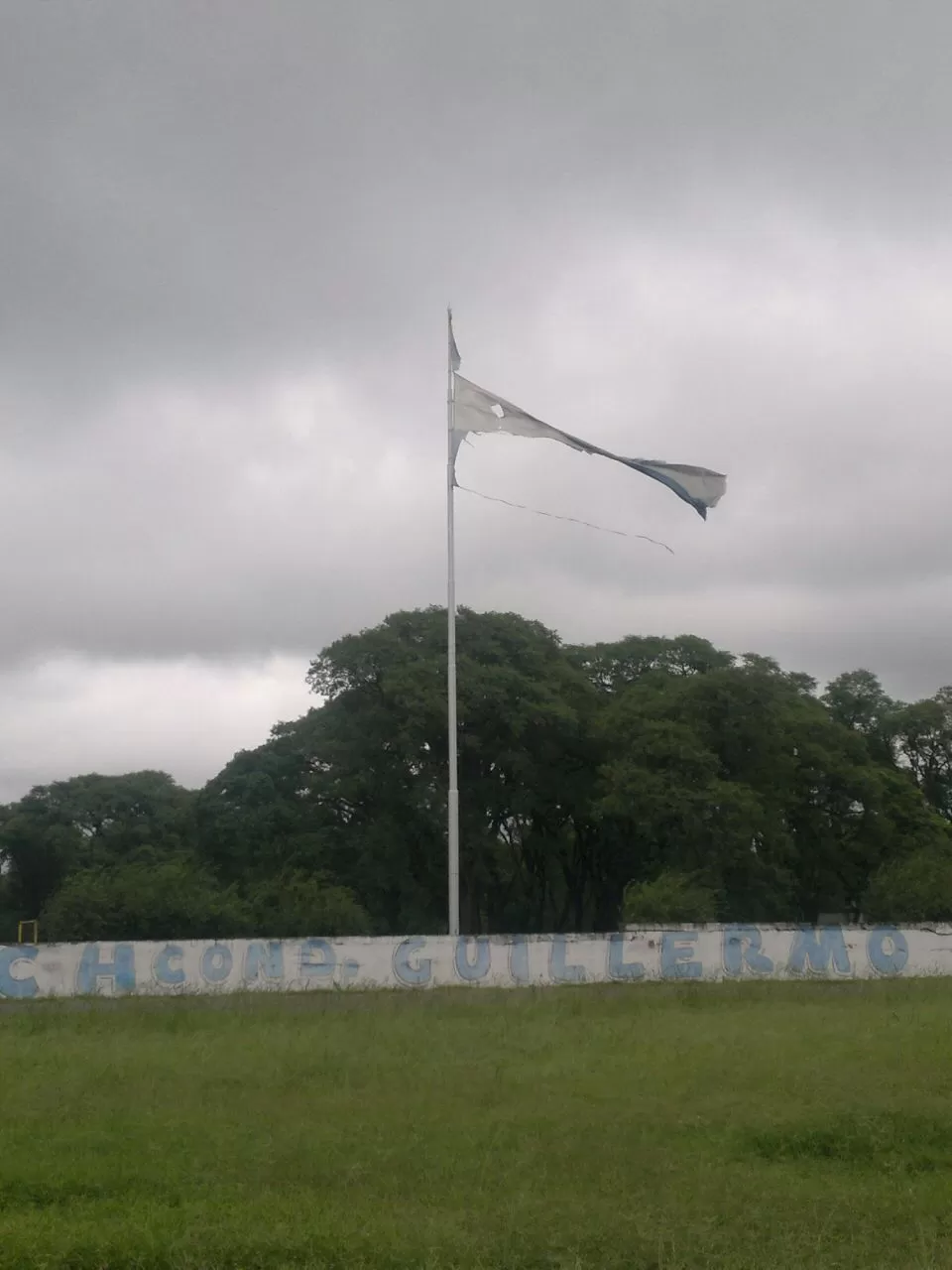 Una bandera rota y vieja apena a quienes van con frecuencia al parque 9 de Julio