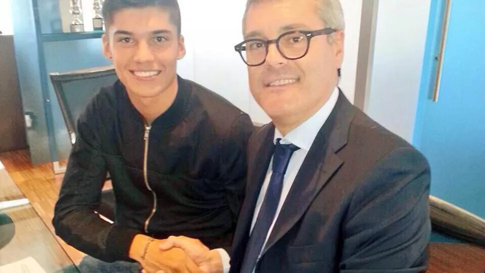 BIENVENIDA. Correa junto al secretario general del club. FOTO SAMPDORIA. 