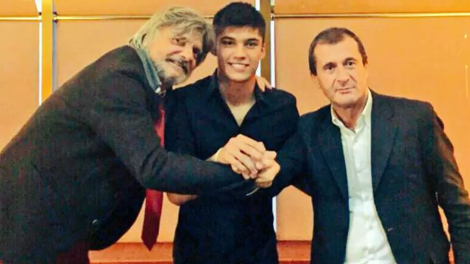 TODOS CONTENTOS. Correa (centro) fue presentado en Sampdoria y los máximos directivos del club italiano festejaron su llega. FOTO TOMADA DEL TWITTER DE @SAMPDORIA