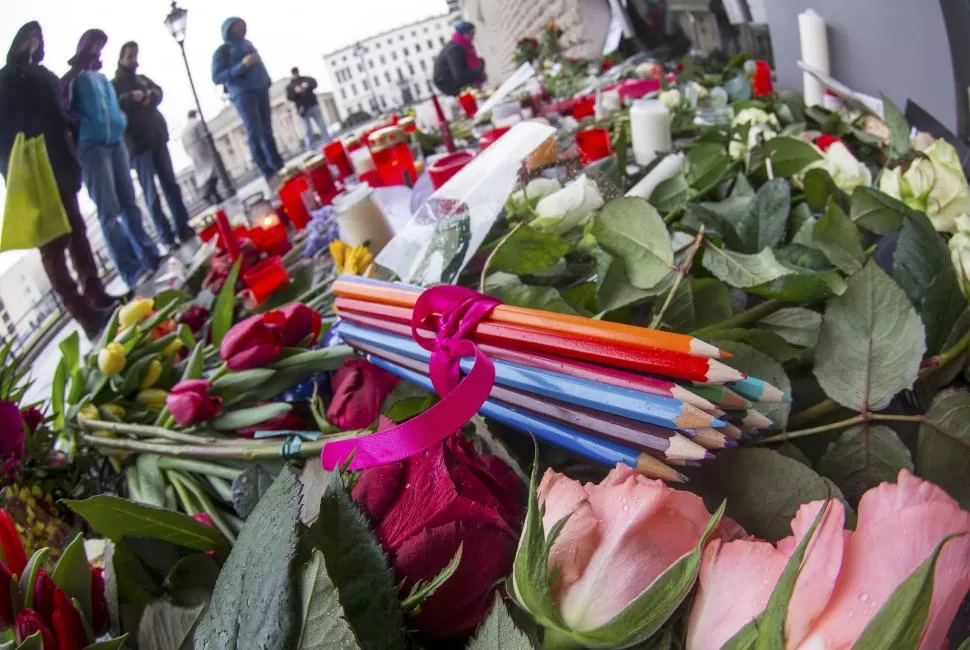 ARMA PODEROSA. Miles de personas homenajearon a los periodistas muertos con lápices, la herramienta que utilizaban y que indignó a los extremistas. reuters