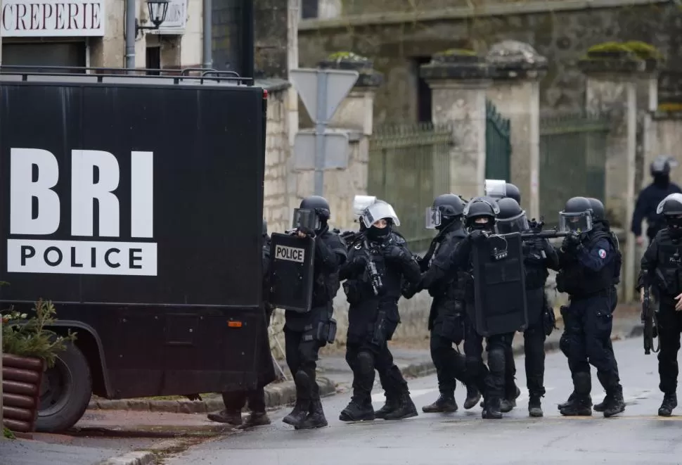 EN LONGPONT. Policías franceses rastrillan pueblos del Norte y del Noreste de París, en busca de dos sospechosos de perpetrar el atentado contra la revista. fotos reuters 