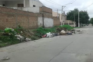En Esquiú al 600 la basura ya ocupa la mitad de la calle