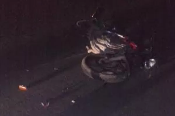 Un motociclista chocó contra un caballo