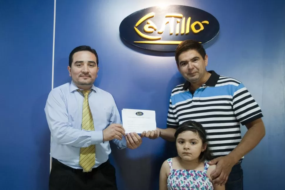 FELIZ. Juan Miguel y su hija recibieron el premio de la firma Castillo. la gaceta / foto de diego aráoz