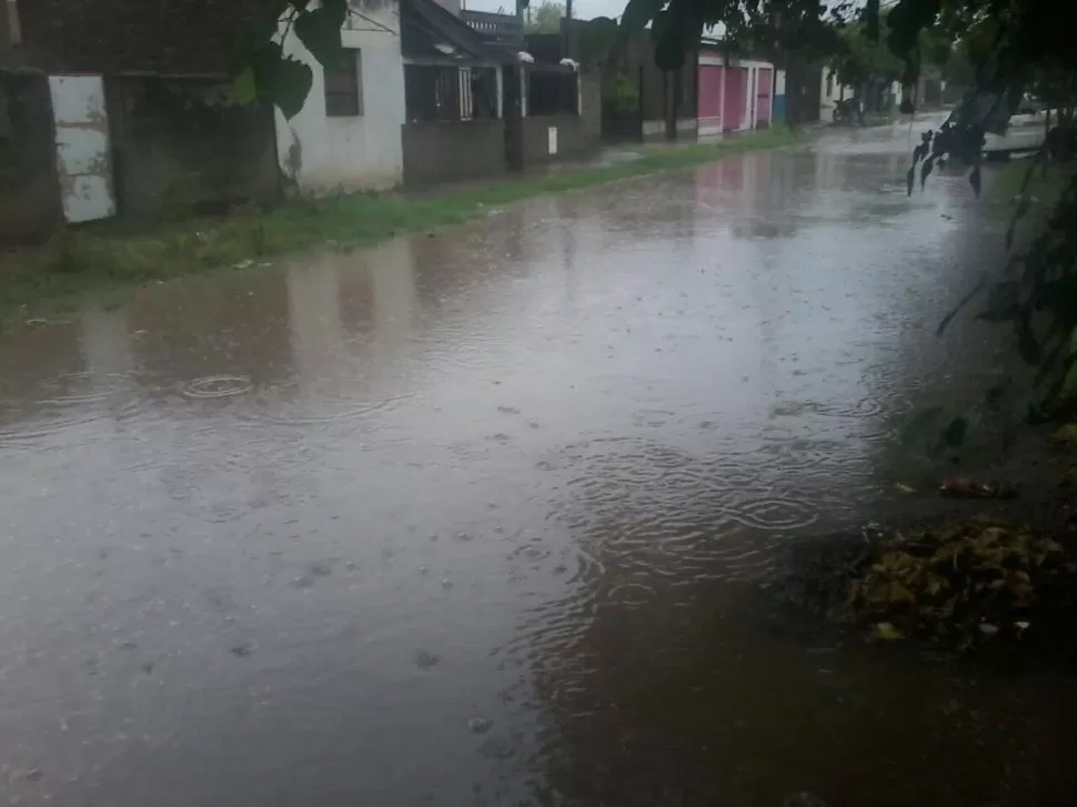 El pasaje Díaz Vélez se transforma en un río durante los días de lluvia