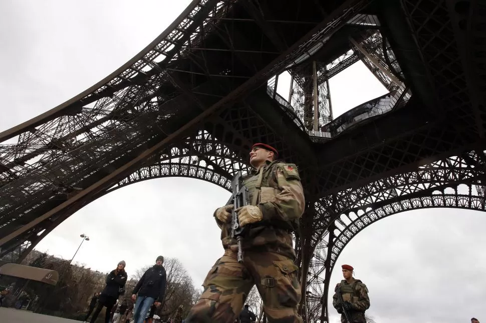 FUERTE VIGILANCIA. Soldados custodian la Torre Eiffel, como parte del plan de seguridad “Vigipirate“. fotos de reuters