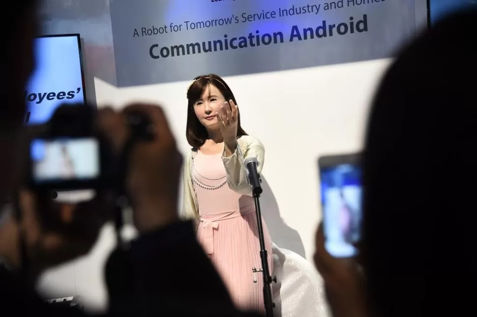 PRESENTACIÓN. El robot de Toshiba impactó a los asistentes en el CES 2015. ROBYN BECK via Getty Images