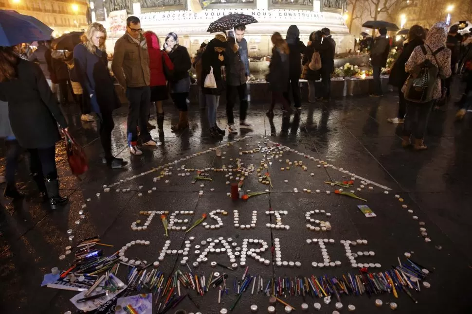 EN LA PLAZA DE LA REPÚBLICA. Con velas y adornos los parisinos inscribieron en una vereda: “Yo soy Charlie”. reuters