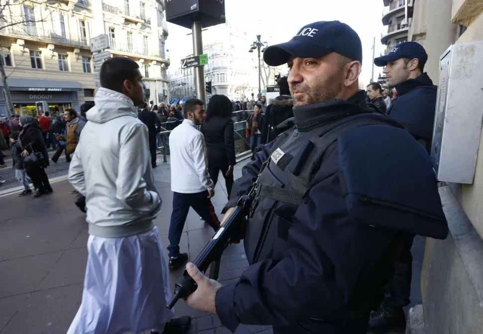 EN MARSELLA. Los efectivos de los servicios de seguridad franceses incrementaron su presencia en las calles; el alerta antiterrorista se mantiene en el país. reuters