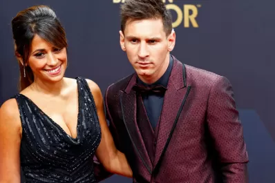 Messi lució un extravagante traje vinotinto en la gala del Balón de Oro