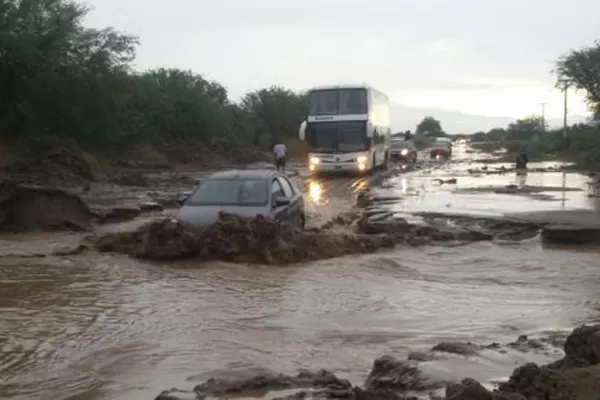 La lluvia y el barro impidieron circular por la ruta 40, en los Valles