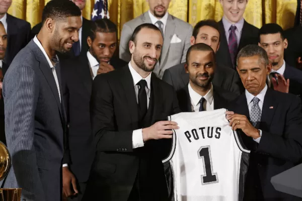 Manu Ginóbili le regaló una camiseta de los Spurs a Obama