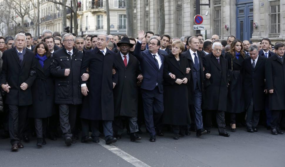 UNIDOS. Líderes de todo el mundo en la manifestación en París y otras ciudades de Francia. En la Plaza de la República estuvieron entre otros, junto a Hollande, la alemana Merkel, el palestino Abbas, el español Rajoy  y el israelí, Netanyahu  fotos reuters 