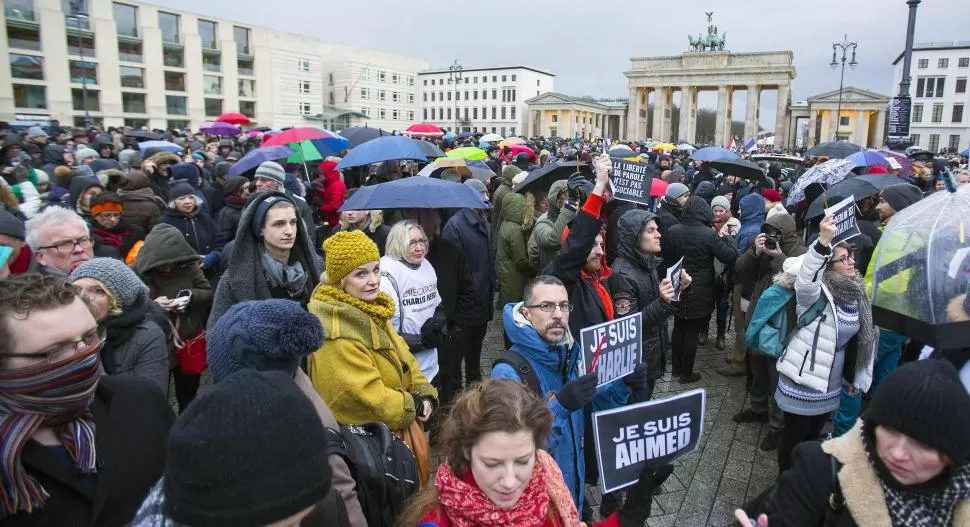 PARAGUAS. La lluvia no fue un impedimento para que los pobladores residentes en Dresde, Alemania, concurrieran a manifestarse en contra del terrorismo. fotos reuters 