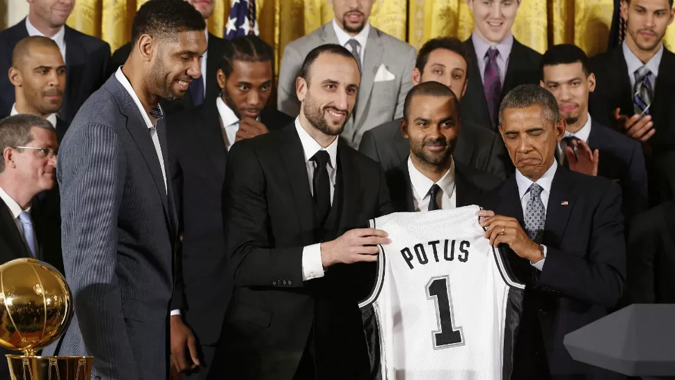 ENCUENTRO. Manu Ginóbili, una de las estrellas principales de los San Antonio Spurs, actual campeón de la NBA, visitó junto a sus compañeros al presidente Obama, a quien le reglaó una camiseta del equipo. REUTERS