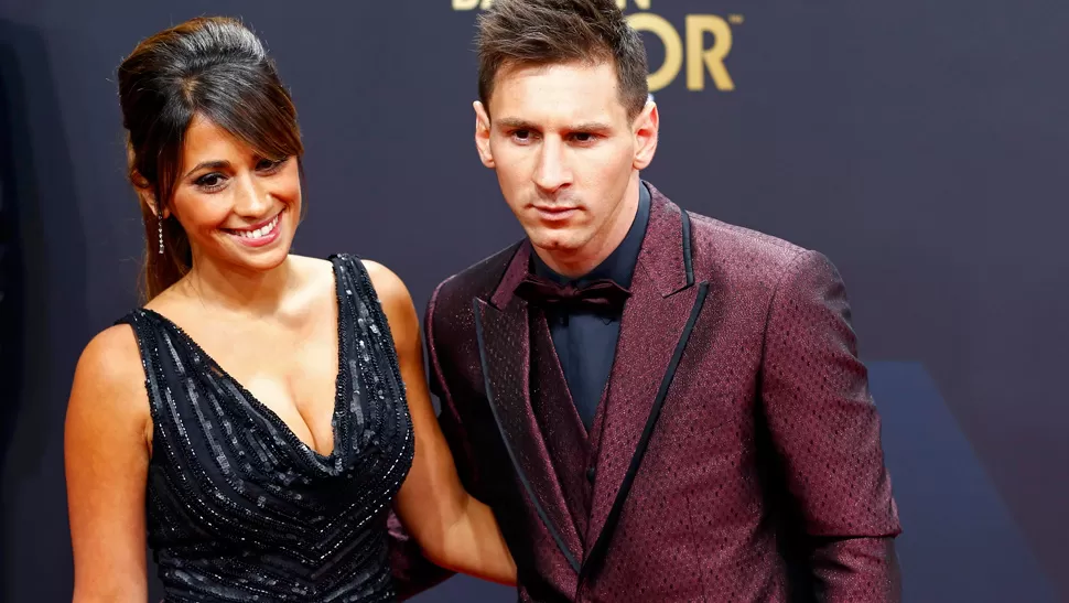 ELEGANTE. Messi llegó a la alfombra roja de la mano de su mujer, Antonella Roccuzzo. REUTERS