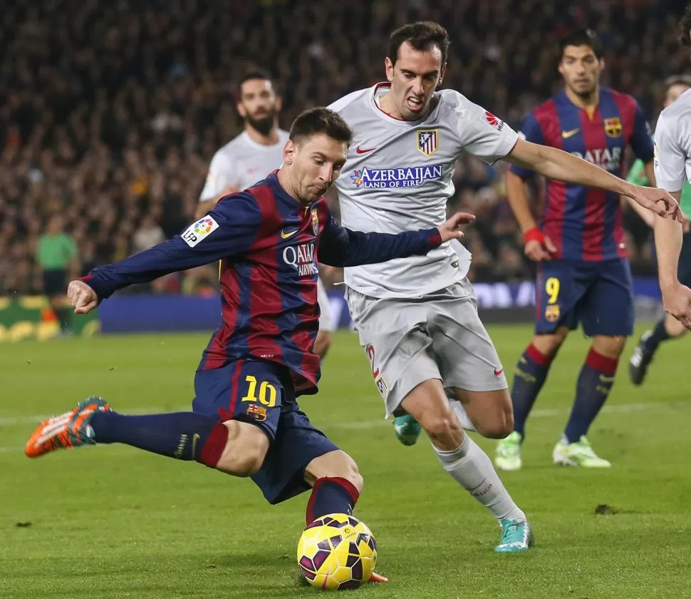 REVANCHA. Messi maniobra ante Godín, verdugo de Barcelona en la liga pasada. 