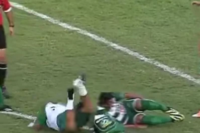 La caída de un médico hace explotar de risa a todo un estadio