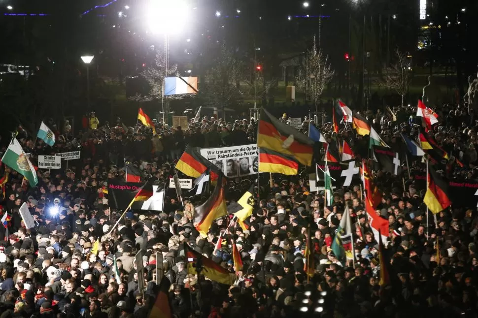 PREOCUPACIÓN. Miles de alemanes repudiaron ayer en las calles los atentados en Francia; en las marchas hubo también agrupaciones ultraderechistas. reuters 