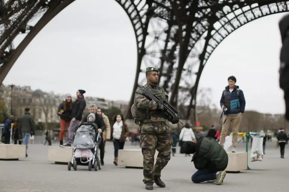 POR TODO EL PAÍS. El gobierno francés decidió desplegar en los lugares más sensibles y posibles centros de ataques terroristas a más de 10.000 soldados. 