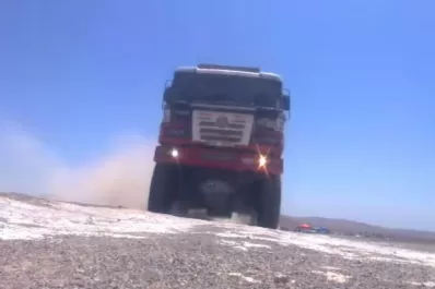 Se animaron a grabar a un vehículo por abajo y festejaron a lo loco