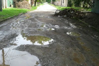 Por un caño roto, una arteria se volvió intransitable en Yerba Buena