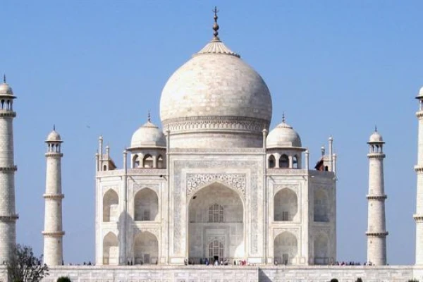 Prohíben quemar estiércol para proteger al Taj Mahal