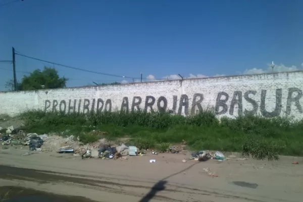 Un basurero a cielo abierto indigna a los vecinos del club Villa Amalia