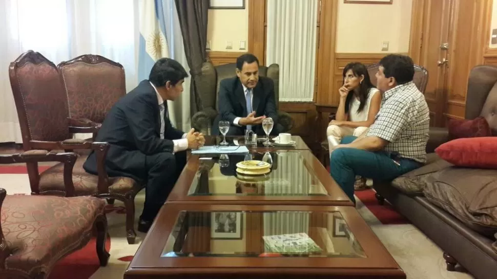 EN EL EJECUTIVO. Acevedo, Amado, Vargas Aignasse y Orellana dialogan sobre los salarios municipales. PRENSA LEGISLATURA