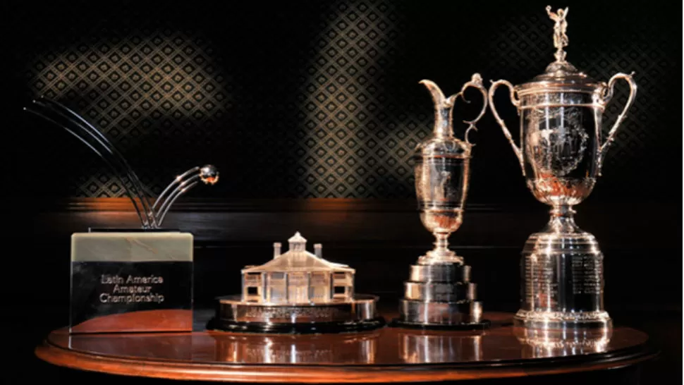 PREMIOS. El trofeo de campeón del LAAC posa junto a los del Masters de Augusta, el Abierto Británico y el US Open. FOTO TOMADA WWW.LAAC.COM