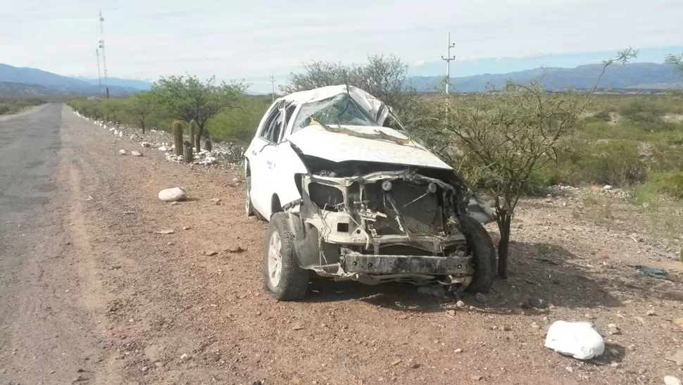 DESTROZADA. La Toyota Hilux resultó muy dañada por el accidente. FOTO ENVIADA POR UN LECTOR AL WHATSAPP DE LA GACETA