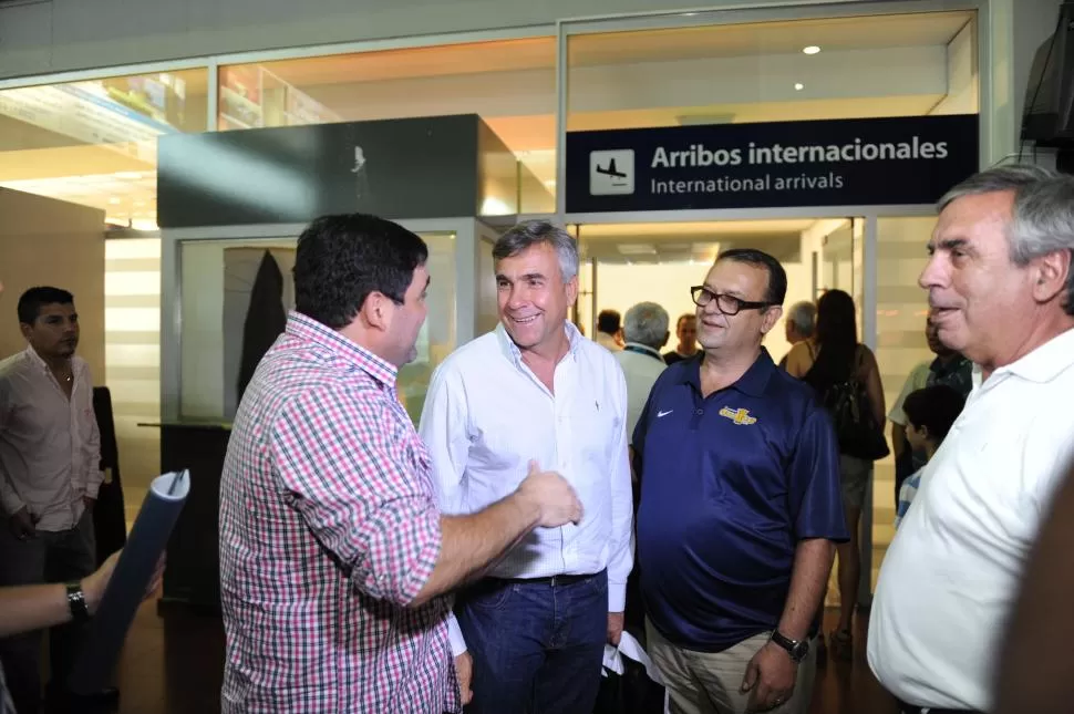 BIENVENIDO. El tesorero Gustavo Paz y el gerente Sergio Torrado recibieron a Darío Tempesta en el aeropuerto. LA GACETA / FOTO DE HÉCTOR PERALTA