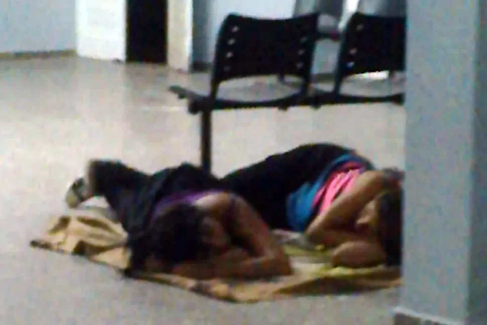 Duermen en el piso para conseguir un turno en el hospital