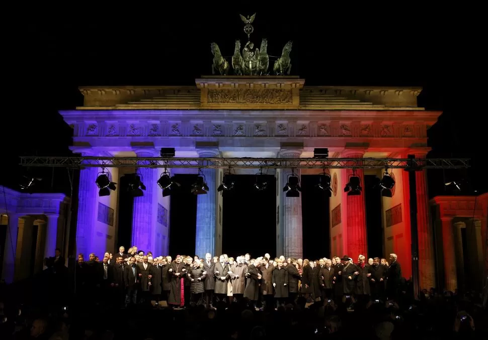 EN BERLÍN. La canciller alemana, Merkel, encabezó una vigilia por las víctimas de los ataques de París. reuters