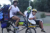 Padre e hijo recorren el país  en una bici de reparto