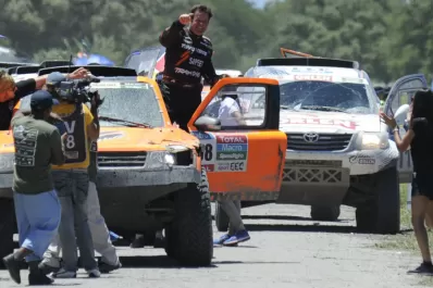 Robby Gordon bañó a un grupo de tucumanos